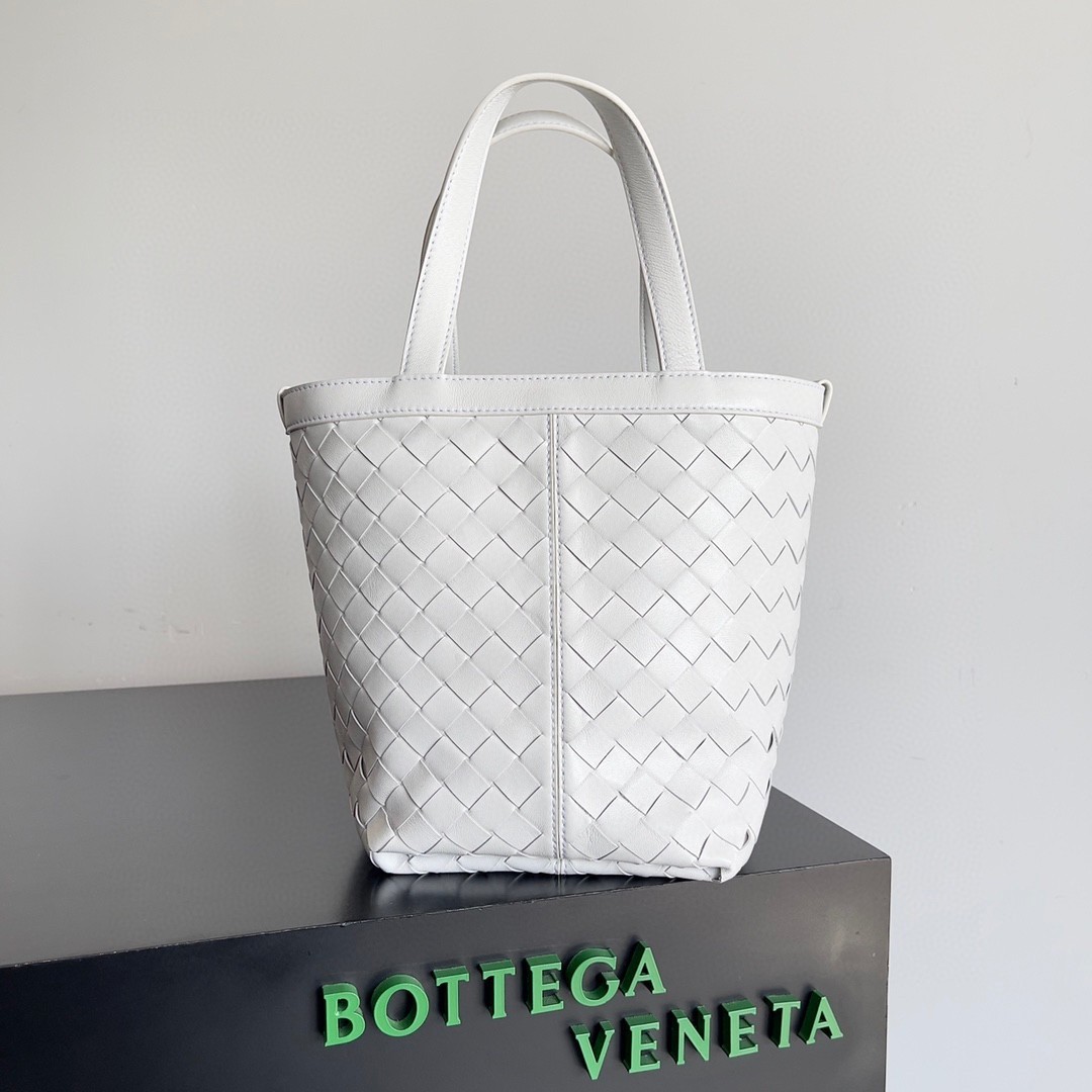 Bottega Veneta Small Flip Flap Bag in White Intrecciato Lambskin 340