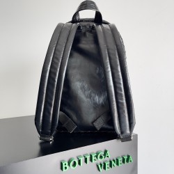 Bottega Veneta Small Backpack In Black Intrecciato Calfskin 006