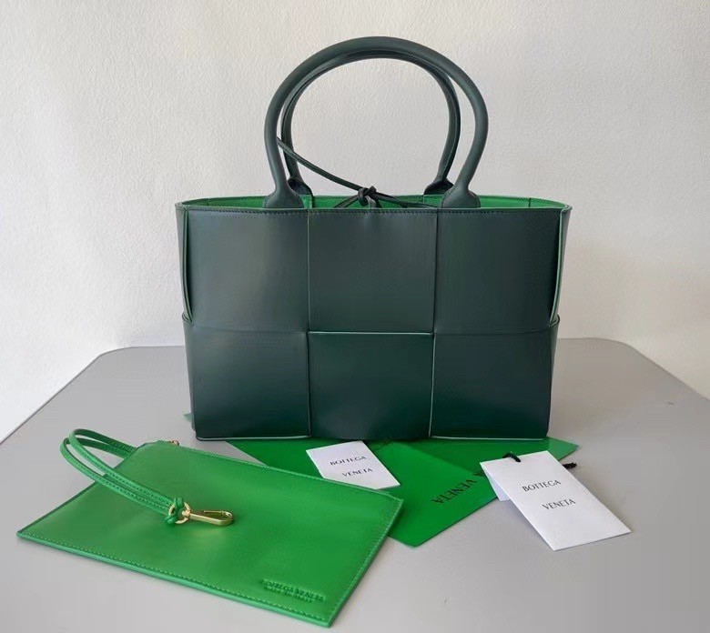 Bottega Veneta Arco Medium Tote In Raintree Intrecciato Lambskin 542