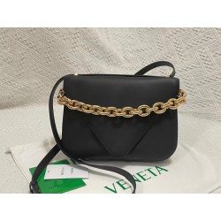 Bottega Veneta Mount Medium Envelope Bag In Black Calfskin 709