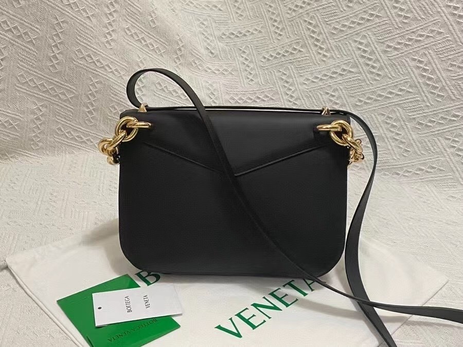 Bottega Veneta Mount Medium Envelope Bag In Black Calfskin 709