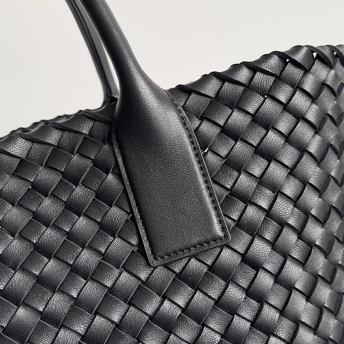 Bottega Veneta Medium Cabat Bag In Black Intrecciato Lambskin 362