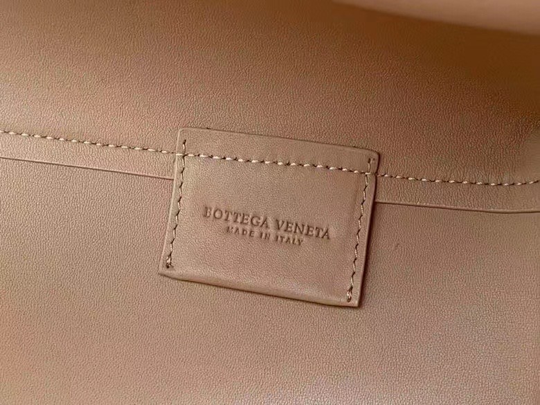 Bottega Veneta Medium Point Top Handle Bag In Beige Leather 717