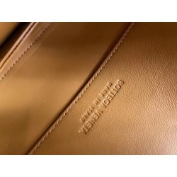 Bottega Veneta Mount Medium Envelope Bag In Cob Leather 267