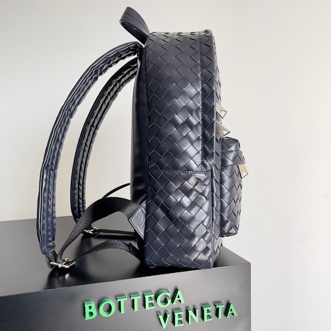 Bottega Veneta Small Backpack In Dark Blue Intrecciato Calfskin 323