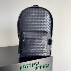 Bottega Veneta Small Backpack In Dark Blue Intrecciato Calfskin 323