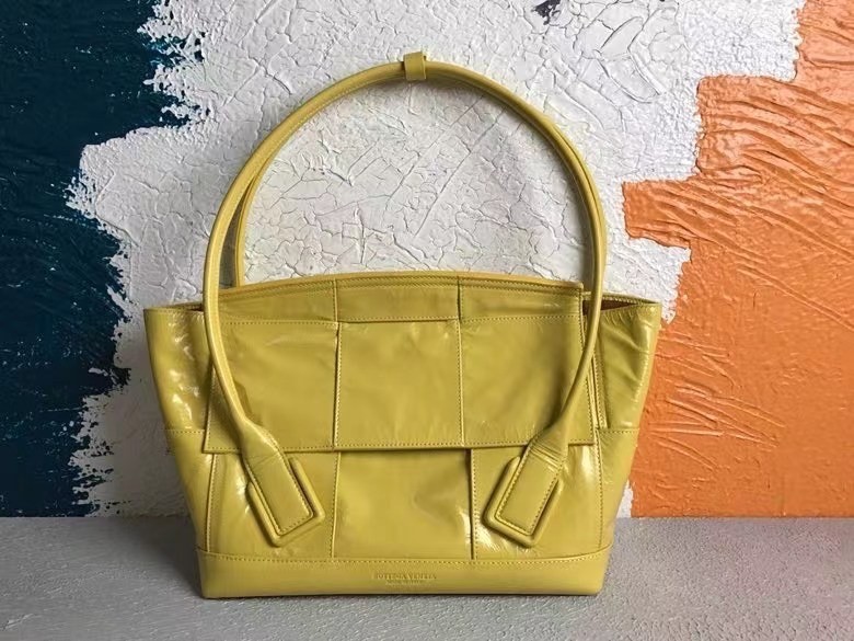 Bottega Veneta Arco Medium Bag In Mirabelle Intrecciato Leather 437