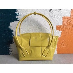 Bottega Veneta Arco Medium Bag In Mirabelle Intrecciato Leather 437