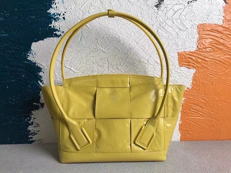 Bottega Veneta Arco Medium Bag In Mirabelle Intrecciato Leather 437