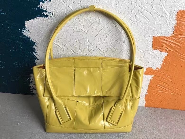 Bottega Veneta Arco Medium Bag In Mirabelle Intrecciato Leather 437