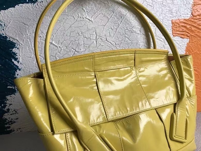 Bottega Veneta Arco Medium Bag In Mirabelle Intrecciato Leather 437