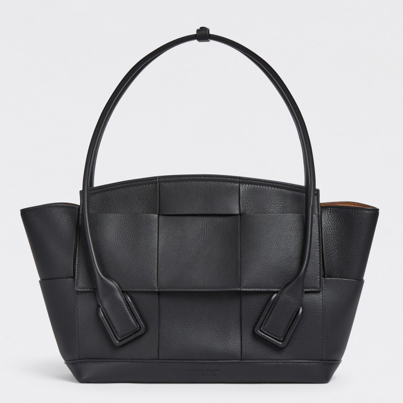 Bottega Veneta Arco Medium Bag In Black Grained Leather 568