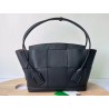 Bottega Veneta Arco Medium Bag In Black Grained Leather 568