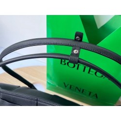 Bottega Veneta Arco Medium Bag In Black Grained Leather 568