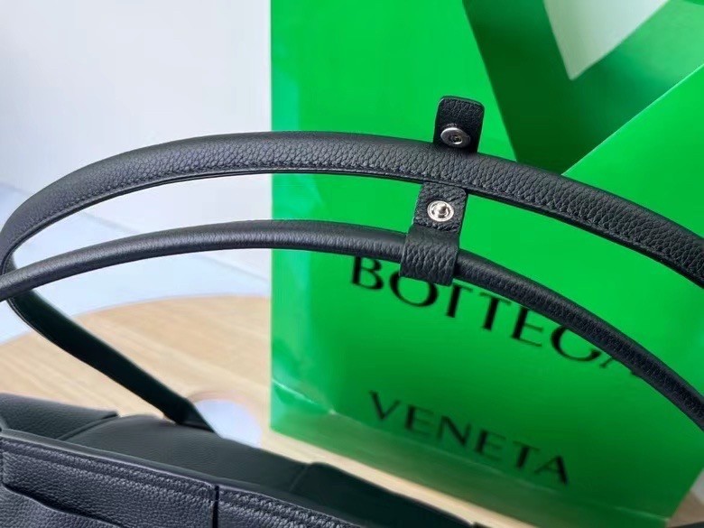 Bottega Veneta Arco Medium Bag In Black Grained Leather 568