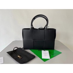 Bottega Veneta Arco Small Tote In Black Grained Leather 377