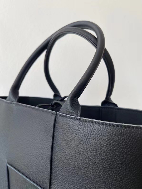 Bottega Veneta Arco Small Tote In Black Grained Leather 377