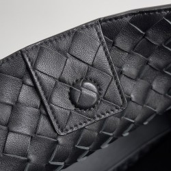 Bottega Veneta Medium Andiamo Bag In Black Intrecciato Lambskin 600