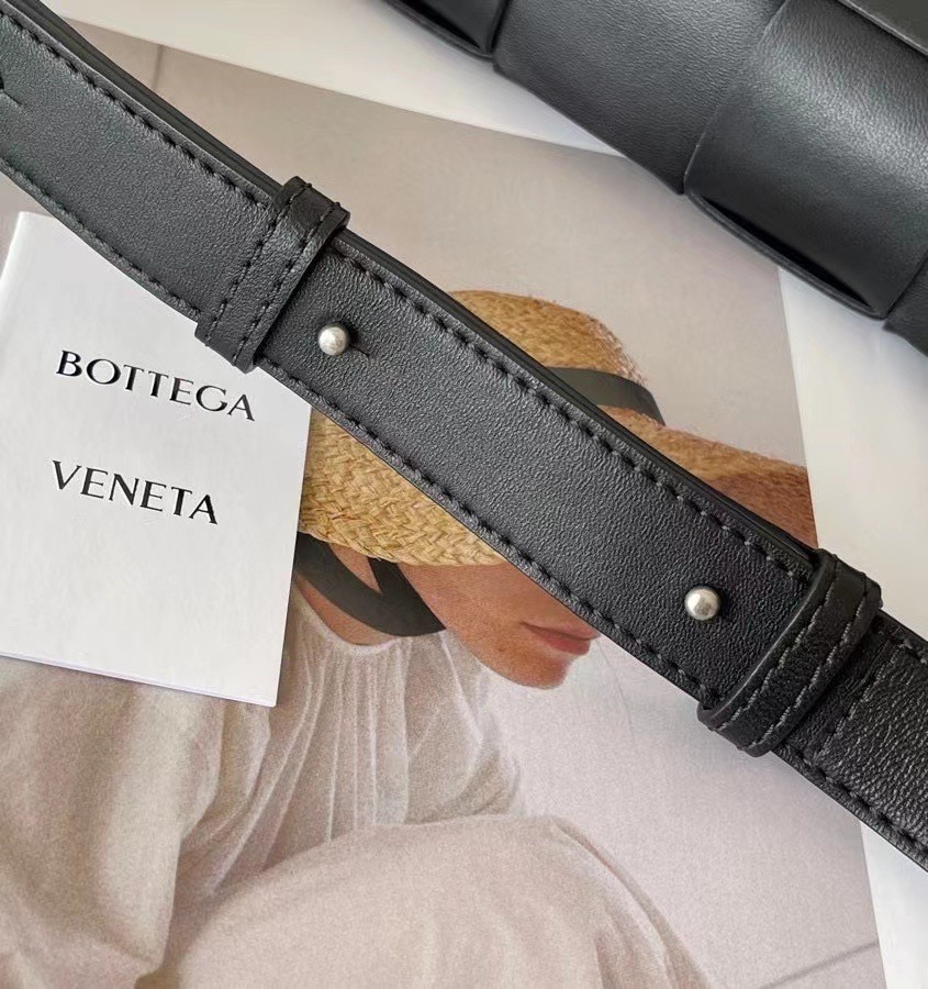 Bottega Veneta Cassett Bag In Black Intrecciato Lambskin 846