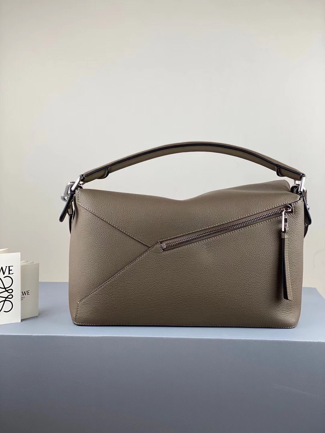 Loewe Large Puzzle Bag In Khaki Grained Leather 394