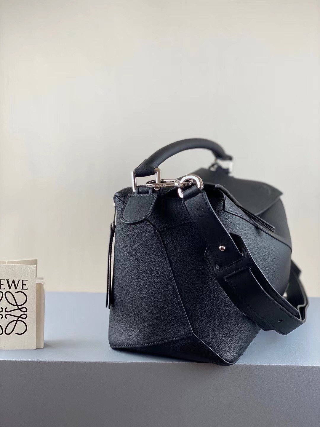 Loewe Large Puzzle Bag In Black Grained Leather 625