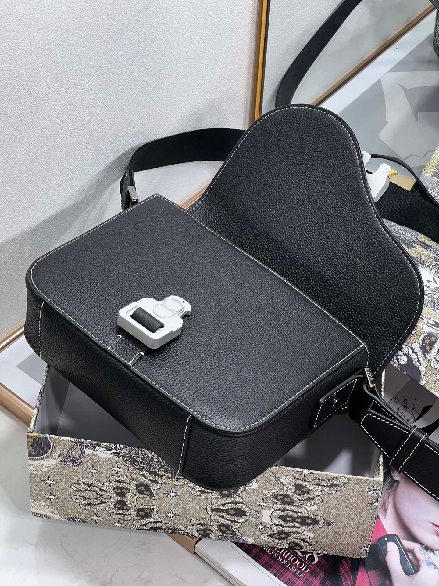 Dior Men's Mini Saddle Messenger Bag In Black Grained Calfskin 475