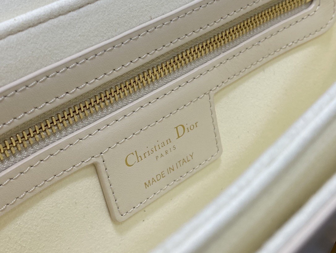 Dior 30 Montaigne Avenue Bag In White Box Calfskin 130