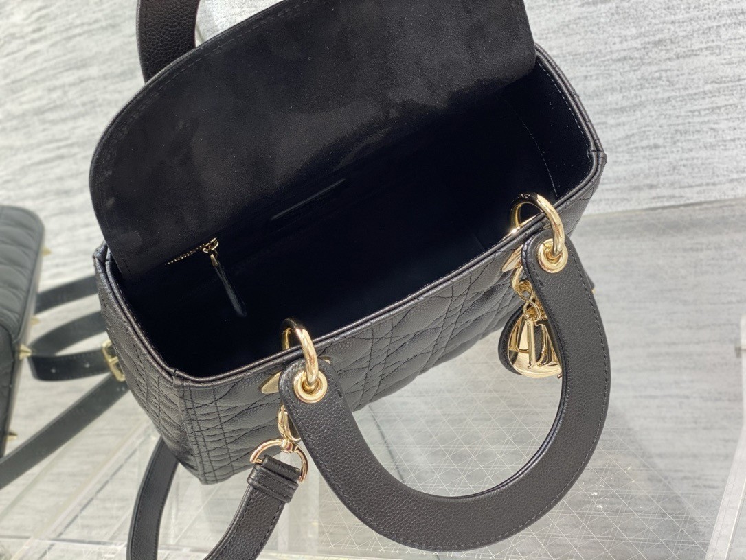 Dior Lady Dior Medium Bag in Noir Grained Calfskin 374