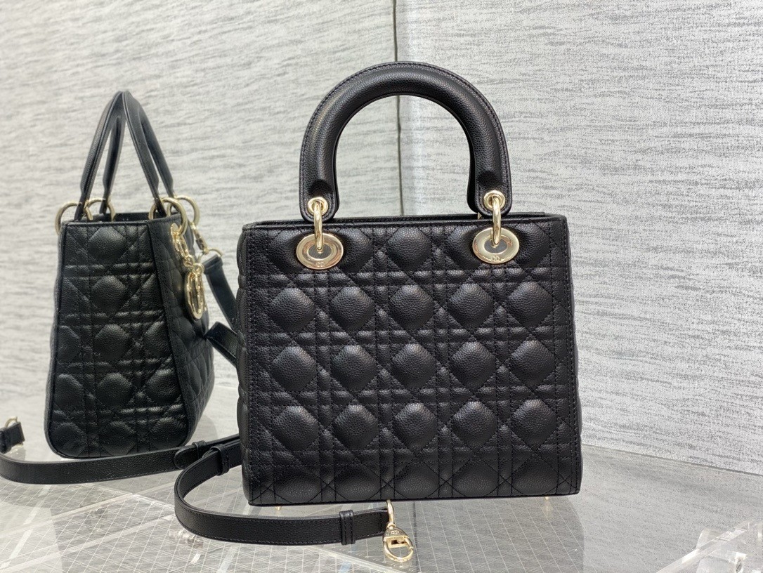 Dior Lady Dior Medium Bag in Noir Grained Calfskin 374