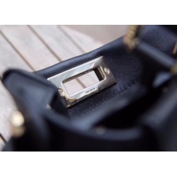        Fendi Peekaboo Medium Bag In Black Calfskin 234