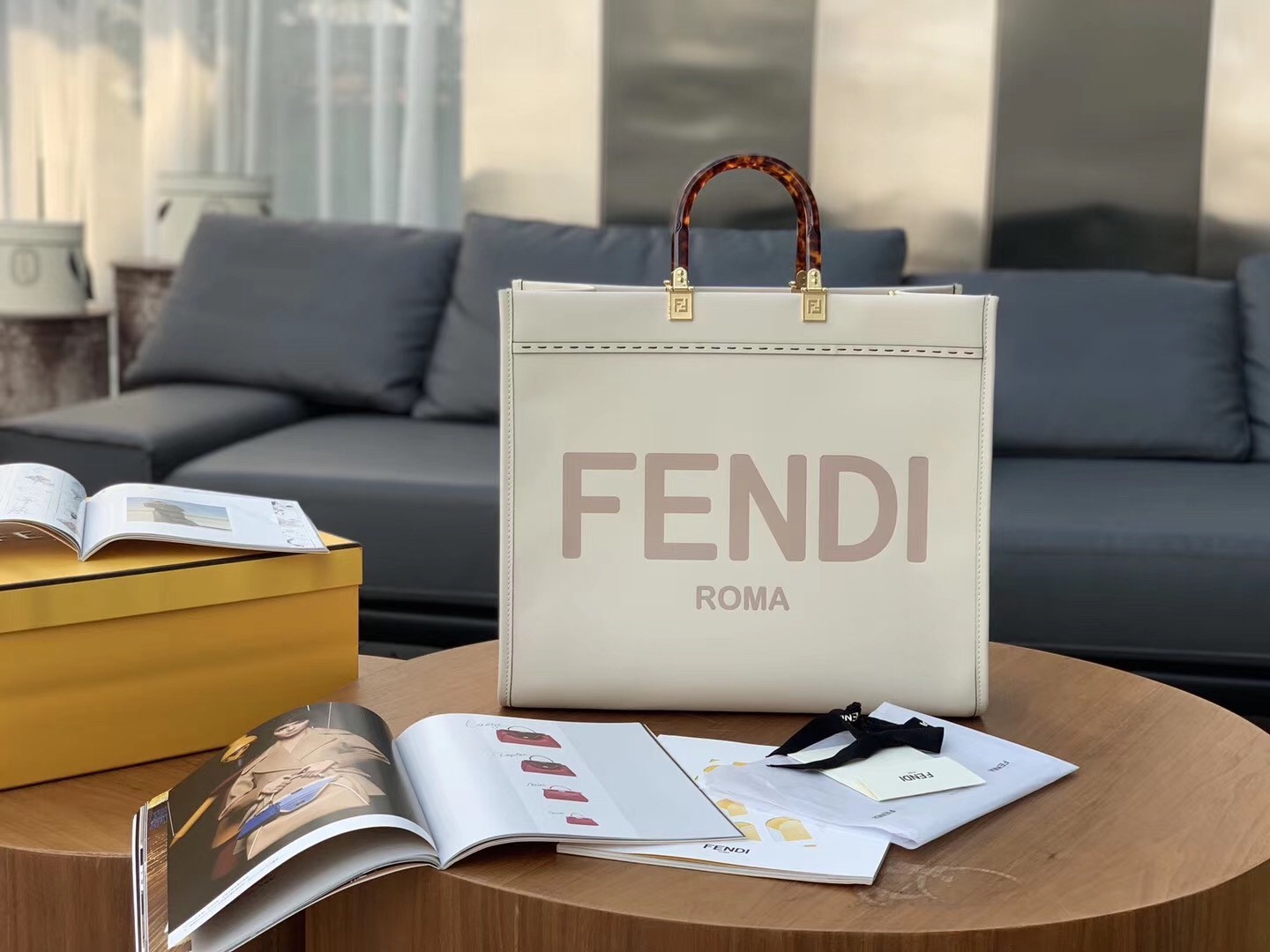 Fendi Sunshine Shopper Bag In White Calfskin 232