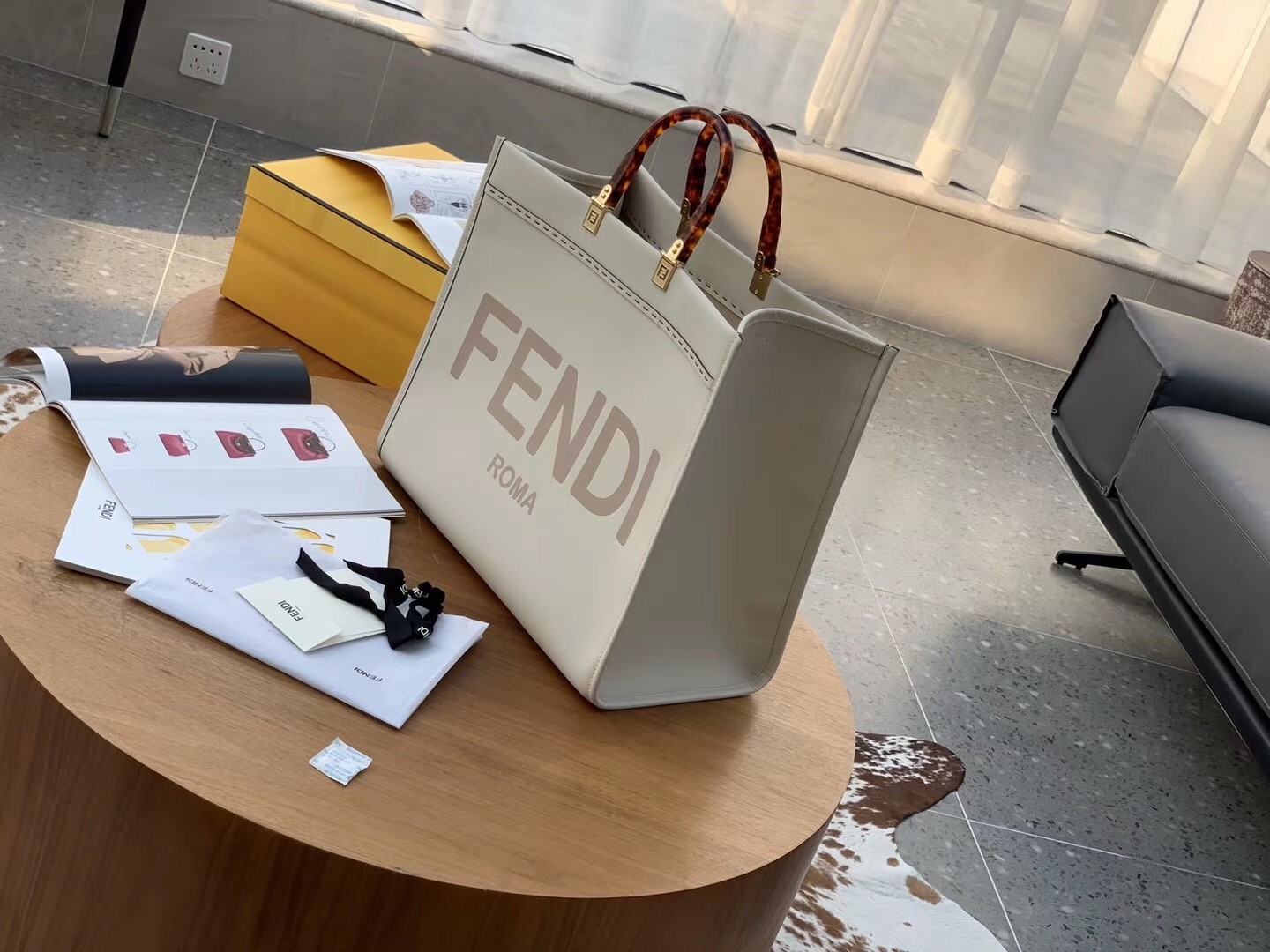 Fendi Sunshine Shopper Bag In White Calfskin 232